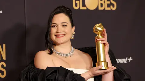 Lily Gladstone tras llevarse el Globo de Oro a Mejor actriz de drama por Los Asesinatos de la Luna Lily Gladstone tras llevarse el Globo de Oro a Mejor actriz de drama por Los Asesinatos de la Luna