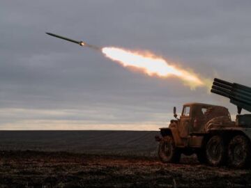 Vehículo disparando misiles en el frente del este de Ucrania.