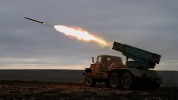Vehículo disparando misiles en el frente del este de Ucrania.