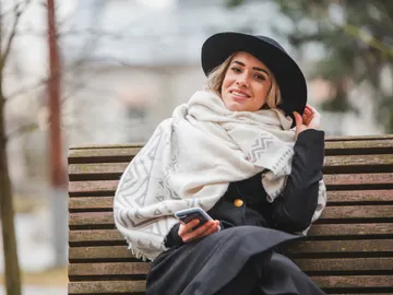 Una joven con bufanda Una joven con bufanda