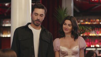 Kerim y Şahika se encuentran con Yildiz en un restaurante… ¡Y fingen ser muy felices juntos delante suya!