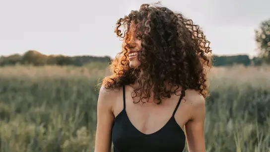Mujer con el pelo rizado Mujer con el pelo rizado