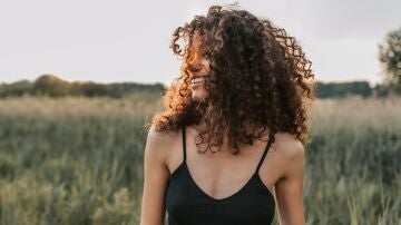 Mujer con el pelo rizado