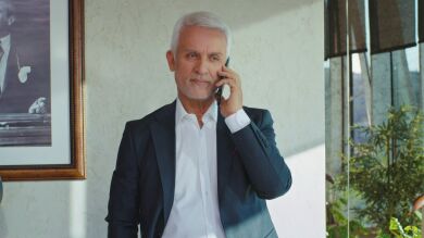 Yildiz le comunica a Halit que acepta casarse con él… ¡Justo cuándo Kerim pensaba renunciar a su plan robo por ella! 