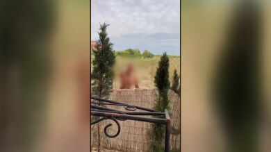 Insultos, incendios...la desesperante situación que soporta una familia por su vecino: 