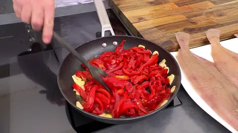 Corta los pimientos en tiras finas e incorpóralos a la sartén Corta los pimientos en tiras finas e incorpóralos a la sartén