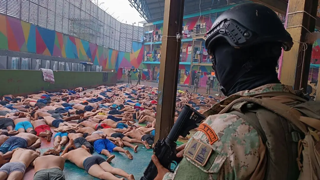 Soldados de Infanter&iacute;a de Marina mientras realizan un operativo tras un mot&iacute;n en la C&aacute;rcel Regional del Litoral