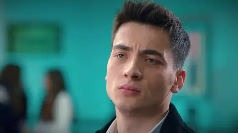 En el último capítulo de Hermanos: Sarp renuncia al amor de Süsen, mientras Ayla se mete en graves problemas En el último capítulo de Hermanos: Sarp renuncia al amor de Süsen, mientras Ayla se mete en graves problemas