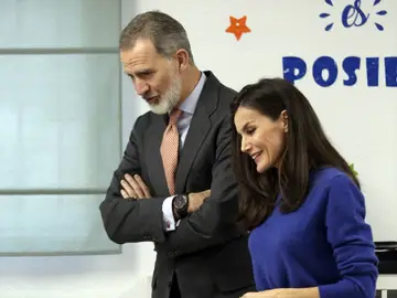 El Rey Felipe VI y la Reina Letizia durante su visita al CEIP Gumersindo Azcárate El Rey Felipe VI y la Reina Letizia durante su visita al CEIP Gumersindo Azcárate