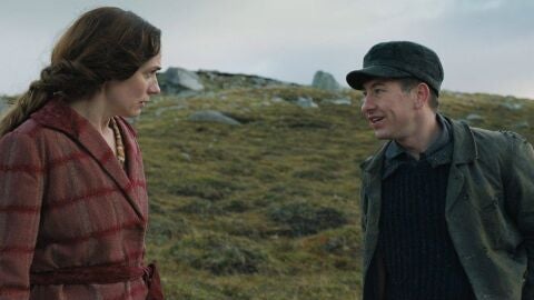 Kerry Condon como Siobhan Suilleabhain y Barry Keoghan como Dominic Kearney en The Banshees of Inisherin