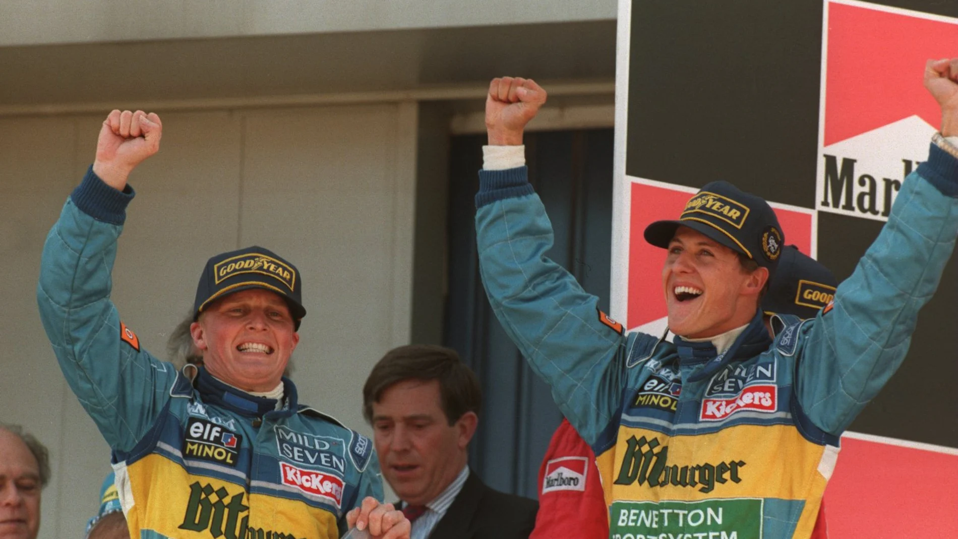Johnny Herbert y Michael Schumacher en un podio de Fórmula 1