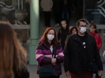 Varias personas con mascarillas Varias personas con mascarillas