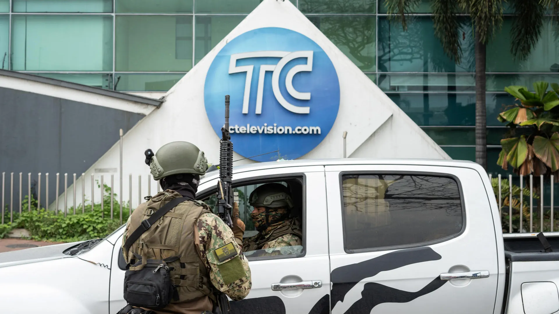 Infantes de Marina en el operativo en la sede del canal de televisi&oacute;n TC