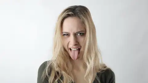 Chica sacando la lengua Chica sacando la lengua