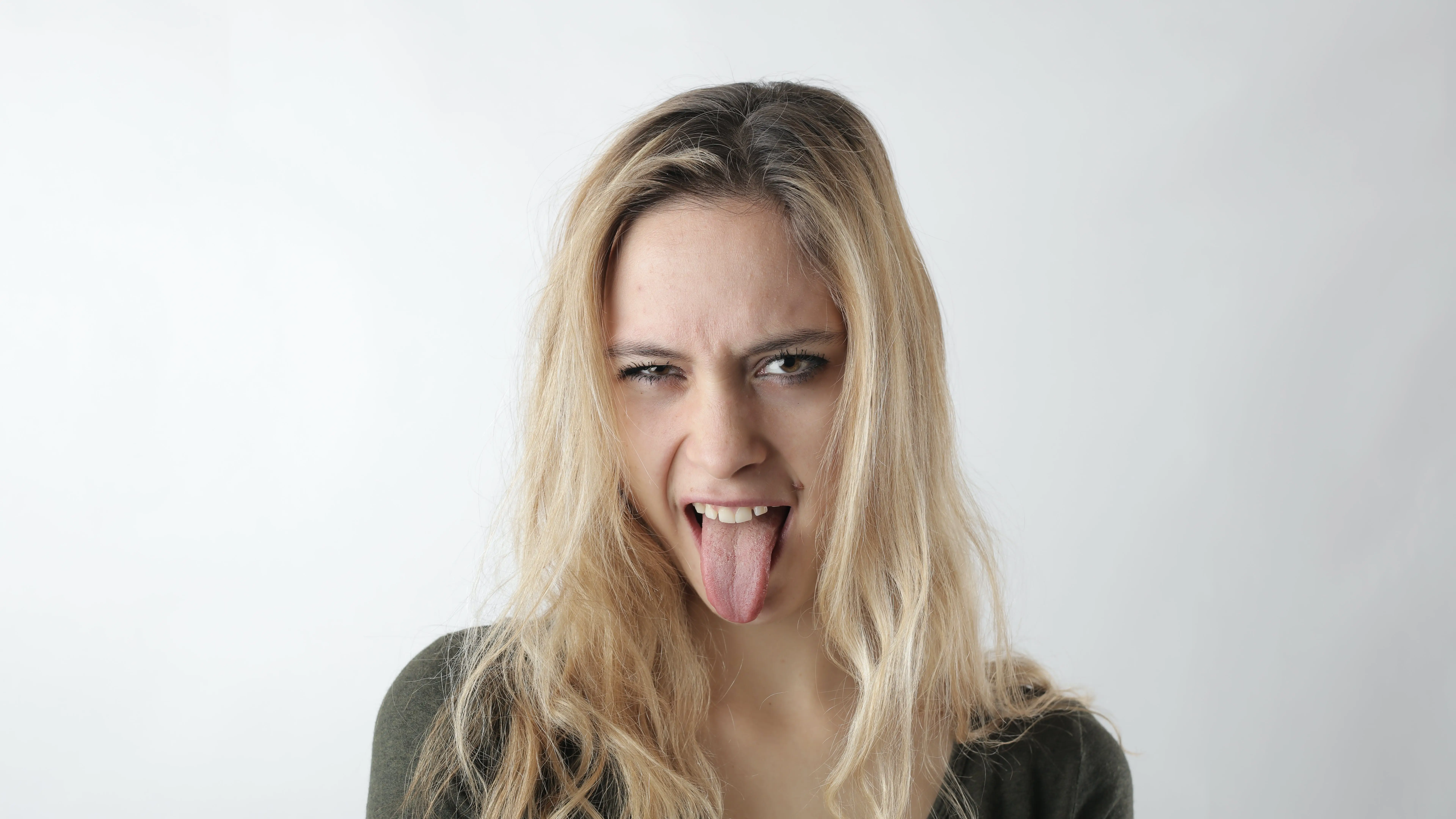 Chica sacando la lengua Chica sacando la lengua
