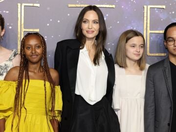 Angelina Jolie con sus hijos: Shiloh, Zahara, Vivienne y Maddox 