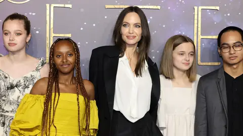 Angelina Jolie con sus hijos: Shiloh, Zahara, Vivienne y Maddox 