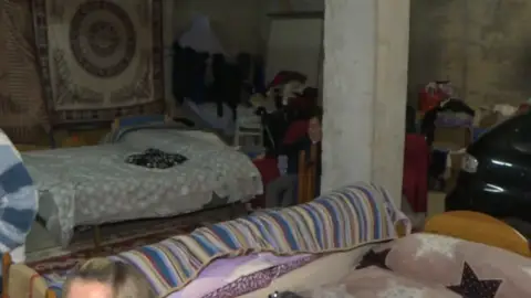 Una familia de seis malvive hacinada en un garaje desde hace 8 meses por unas obras del ayuntamiento Una familia de seis malvive hacinada en un garaje desde hace 8 meses por unas obras del ayuntamiento