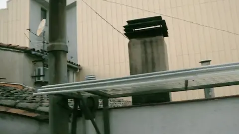 Convive con el humo de la chimenea de su vecino dentro de casa: "Me dijo que pagara yo la reforma" Convive con el humo de la chimenea de su vecino dentro de casa: "Me dijo que pagara yo la reforma"