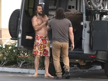 Jason Momoa en bañador junto a su camioneta Jason Momoa en bañador junto a su camioneta