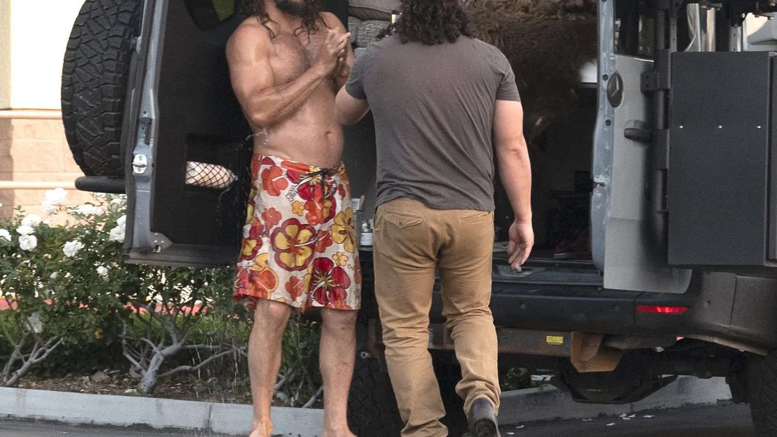 Jason Momoa en ba&ntilde;ador junto a su camioneta
