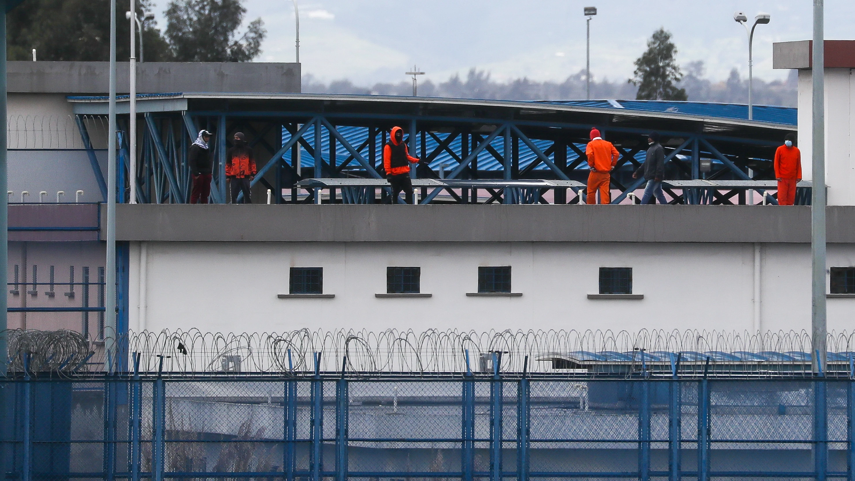 Reclusos permanecen en el techo del Centro de Rehabilitaci&oacute;n Social Sierra Centro Norte Cotopaxi