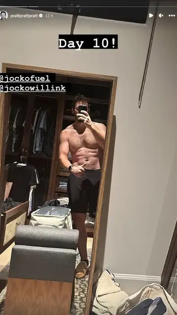 Chris Pratt mostrando su torso desnudo Chris Pratt mostrando su torso desnudo