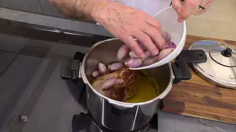 Quita la presión de la olla, ábrela e incorpora las chalotas. Quita la presión de la olla, ábrela e incorpora las chalotas.