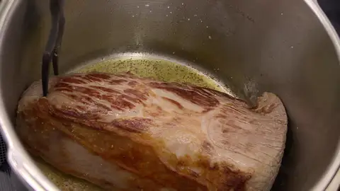 Sazona la carne, introdúcela en la olla y dórala bien Sazona la carne, introdúcela en la olla y dórala bien