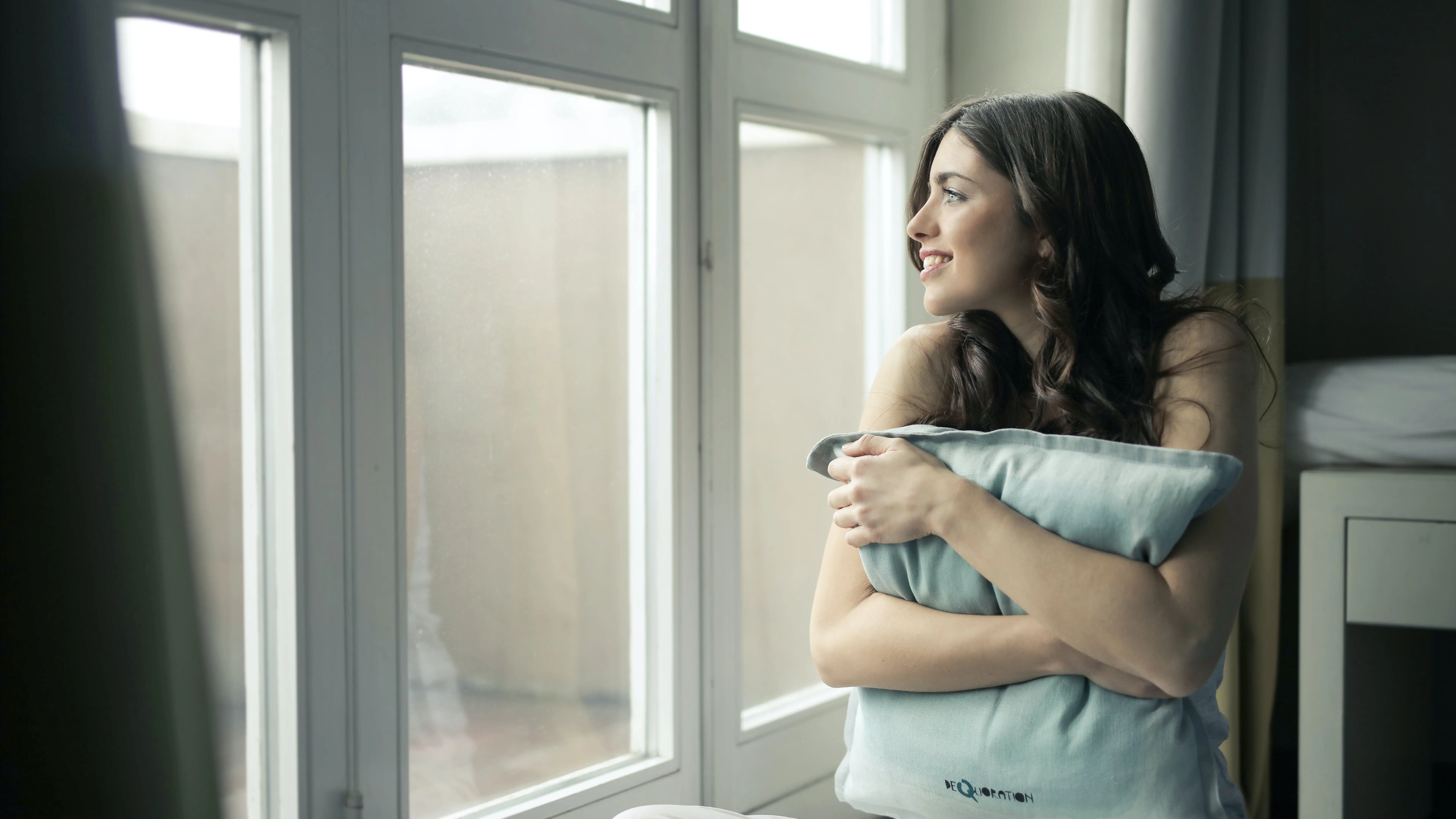 Mujer mirando por la ventana