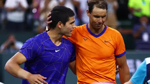 Rafa Nadal y Carlos Alcaraz tras su enfrentamiento en Indian Wells 2022 Rafa Nadal y Carlos Alcaraz tras su enfrentamiento en Indian Wells 2022