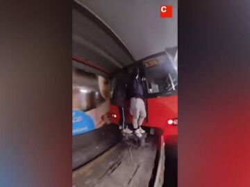 El nuevo vídeo de dos jóvenes en el metro de Barcelona que pone los pelos de punta y se ha hecho viral