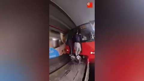 El nuevo vídeo de dos jóvenes en el metro de Barcelona que pone los pelos de punta y se ha hecho viral El nuevo vídeo de dos jóvenes en el metro de Barcelona que pone los pelos de punta y se ha hecho viral