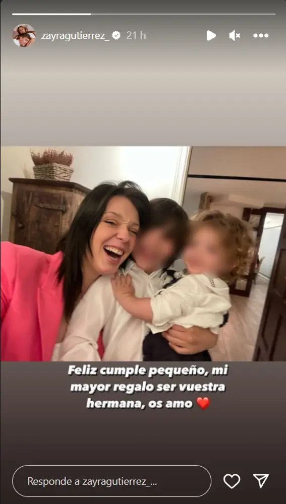 Zayra Gutiérrez felicitando a sus hermanos
