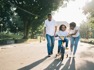 Familia paseando por el parque Familia paseando por el parque