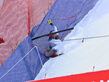 Aleksander Aamodt Kilde durante su espeluznante caída en una prueba de la Copa del Mundo de esquí alpino