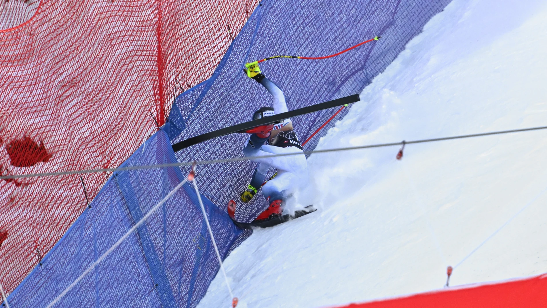 Aleksander Aamodt Kilde durante su espeluznante caída en una prueba de la Copa del Mundo de esquí alpino