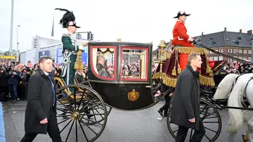 La reina Margarita de Dinamarca viaja en un carruaje desde el castillo de Amalienborg hasta el castillo de Christiansborg