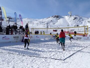 Imagen de un torneo internacional de vóley sobre nieve en Sierra Nevada, Granada