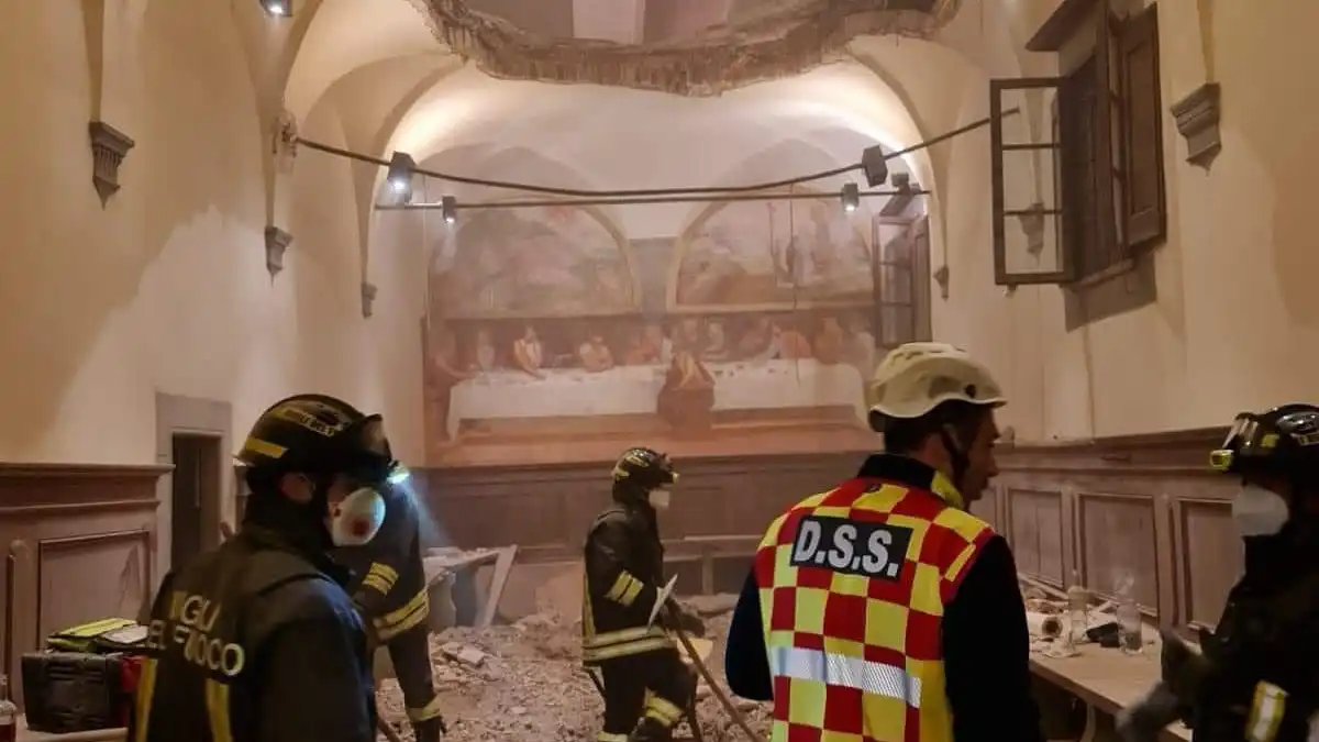 Un convento se derrumba en mitad de una boda y deja a más de 30 personas heridas Un convento se derrumba en mitad de una boda y deja a más de 30 personas heridas