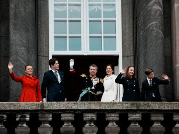La familia real danesa saluda desde el balcón del palacio de Christiansborg este domingo tras la proclamación de Federico X como rey de Dinamarca. 