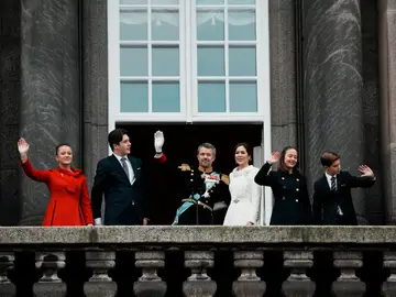La familia real danesa saluda desde el balcón del palacio de Christiansborg este domingo tras la proclamación de Federico X como rey de Dinamarca. La familia real danesa saluda desde el balcón del palacio de Christiansborg este domingo tras la proclamación de Federico X como rey de Dinamarca.