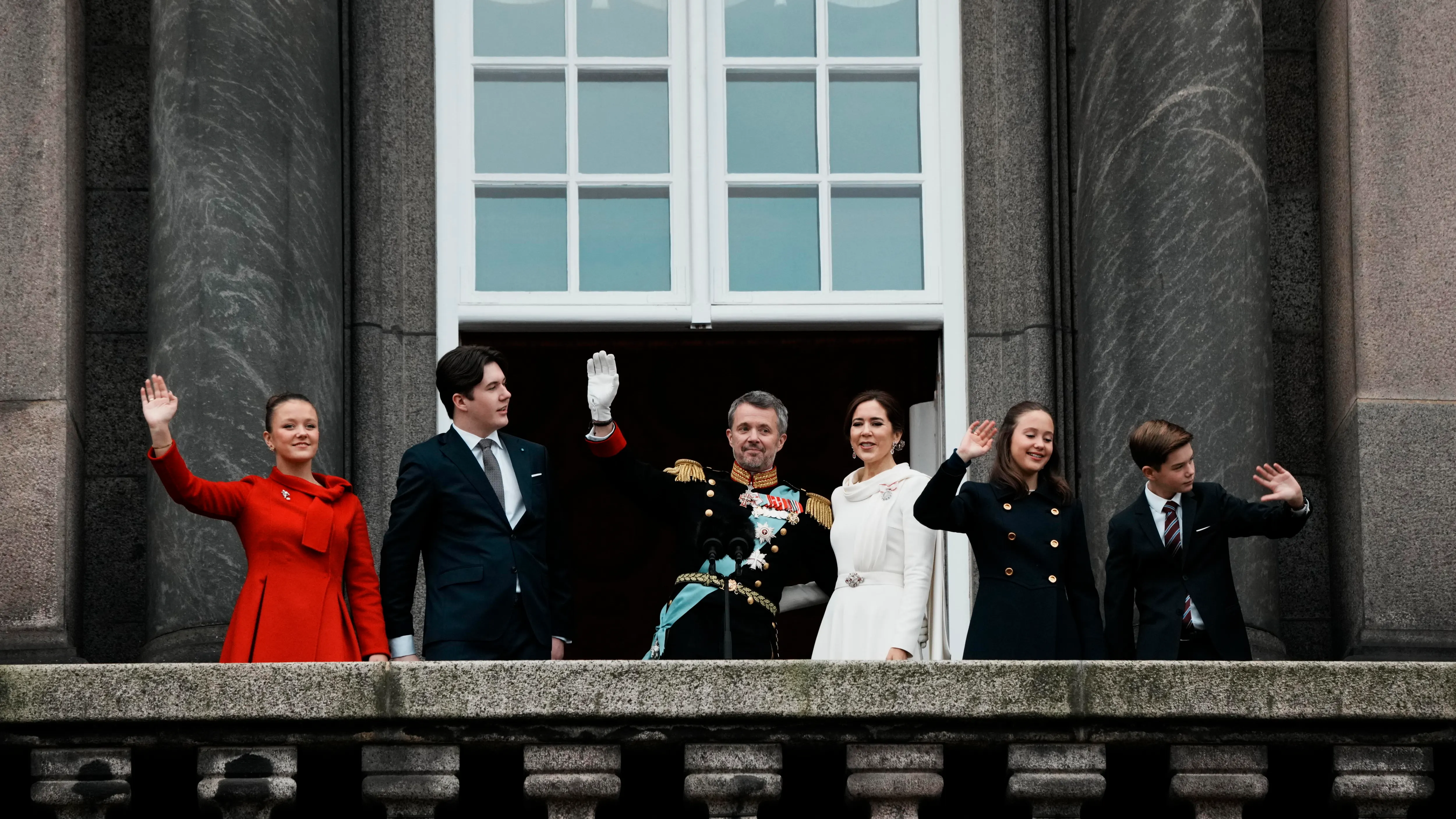 La familia real danesa saluda desde el balcón del palacio de Christiansborg este domingo tras la proclamación de Federico X como rey de Dinamarca. La familia real danesa saluda desde el balcón del palacio de Christiansborg este domingo tras la proclamación de Federico X como rey de Dinamarca.