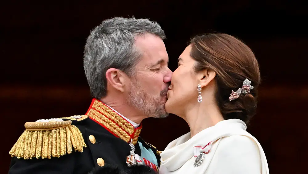 Federico X besando a Mary Donaldson en su coronación