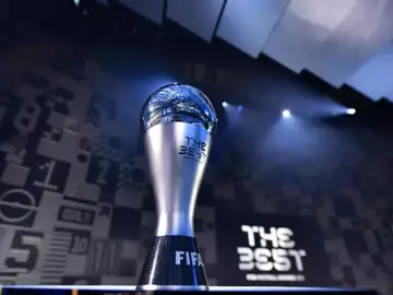 Trofeo que acredita al ganador/a del premio The Best Trofeo que acredita al ganador/a del premio The Best