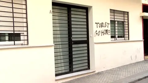 Pintadas contra los turistas en Sevilla Pintadas contra los turistas en Sevilla