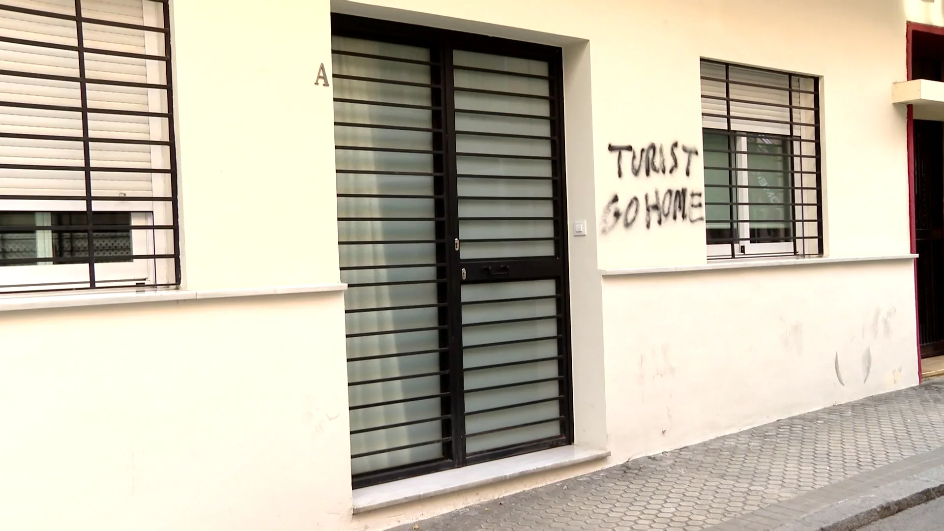 Pintadas contra los turistas en Sevilla Pintadas contra los turistas en Sevilla