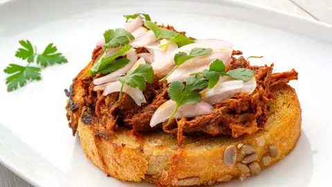 Receta mexicana de Joseba Arguiñano: tostada de cochinita pibil con pickles de cebolla roja Receta mexicana de Joseba Arguiñano: tostada de cochinita pibil con pickles de cebolla roja
