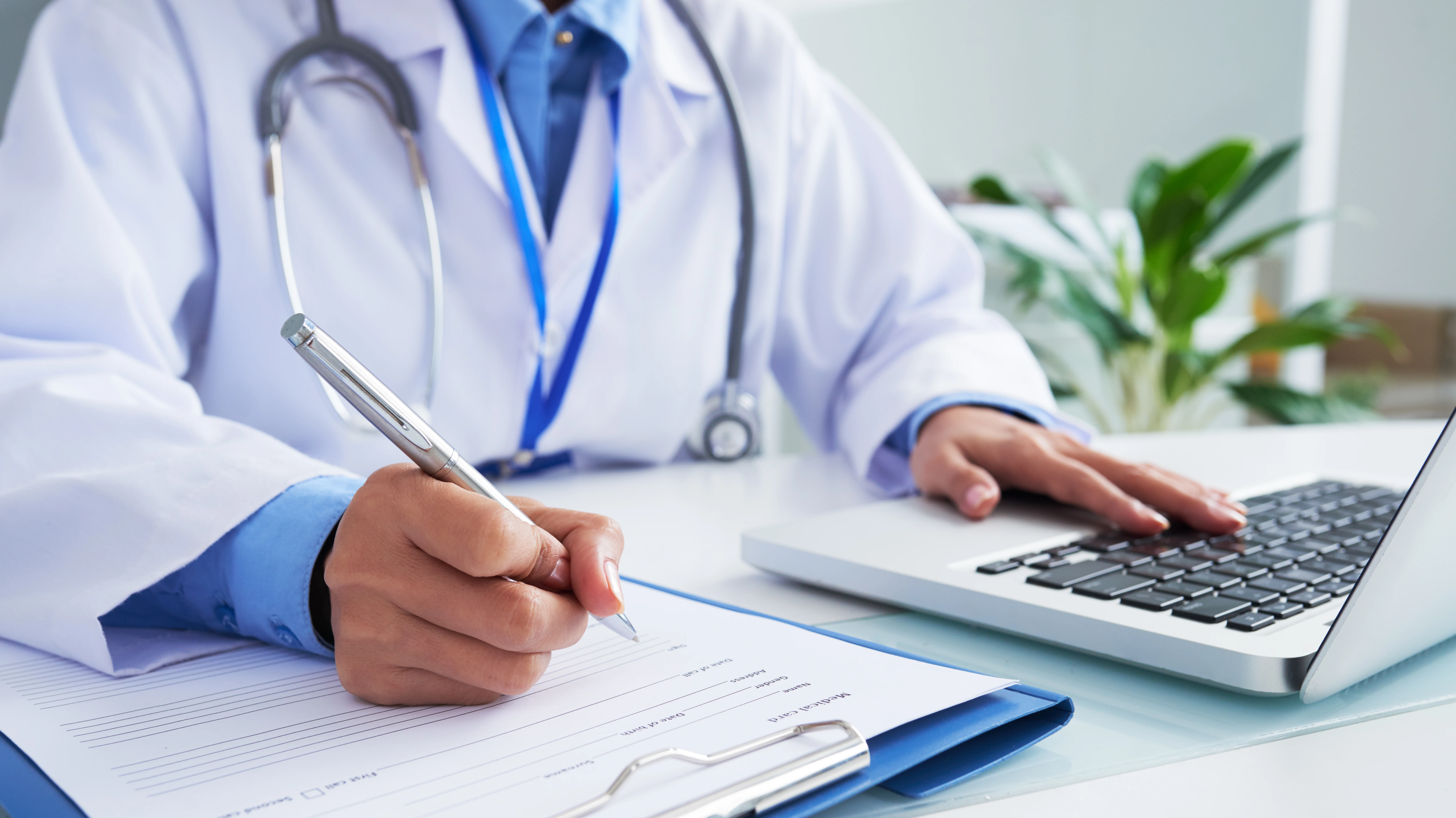 Médico escribiendo Médico escribiendo