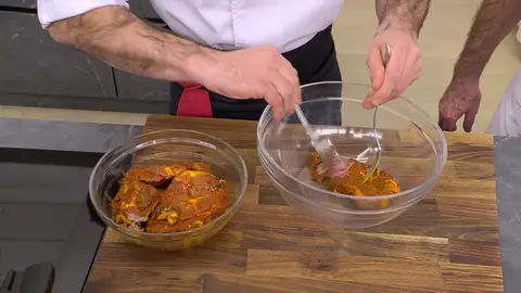 Retira la carne a un bol y desmígala con 2 tenedores Retira la carne a un bol y desmígala con 2 tenedores